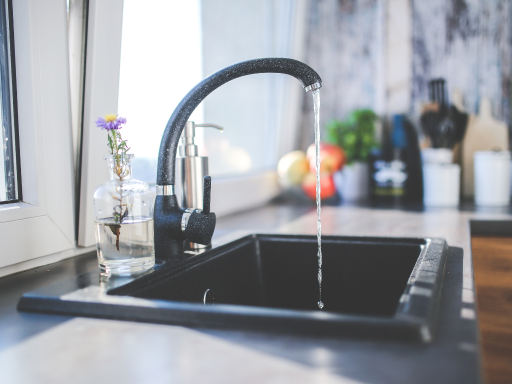 Foto: Canva. Comienzan los racionamientos de agua en Medellín. Conozca las implicaciones para los usuarios, sectores afectados y recomendaciones.