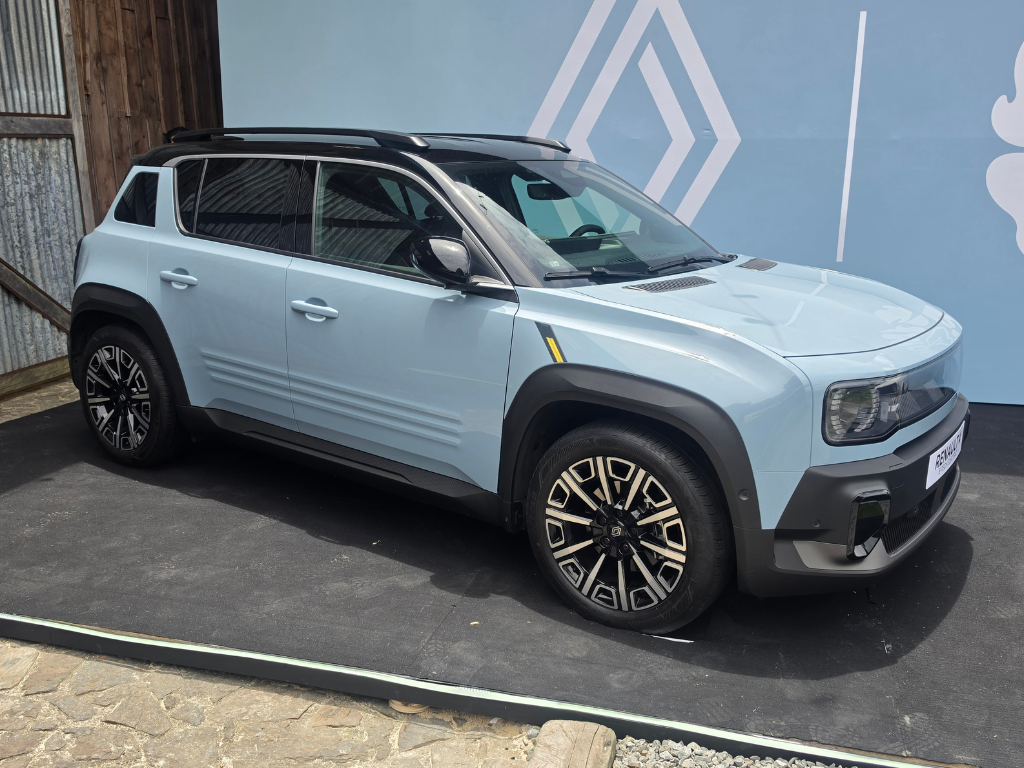 Foto: Juan Carlos Santamaría. ABC Economía. Renault-Sofasa presentó el Renault 4 E-Tech eléctrico en Medellín. La ensambladora aumentó su producción un 76% en el primer semestre.