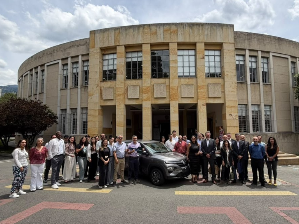 Foto: Renault-Sofasa. Renault-Sofasa y la Fundación Renault entregaron un Renault Kwid ensamblado en Colombia a la Facultad de Minas de la Universidad Nacional de Colombia.