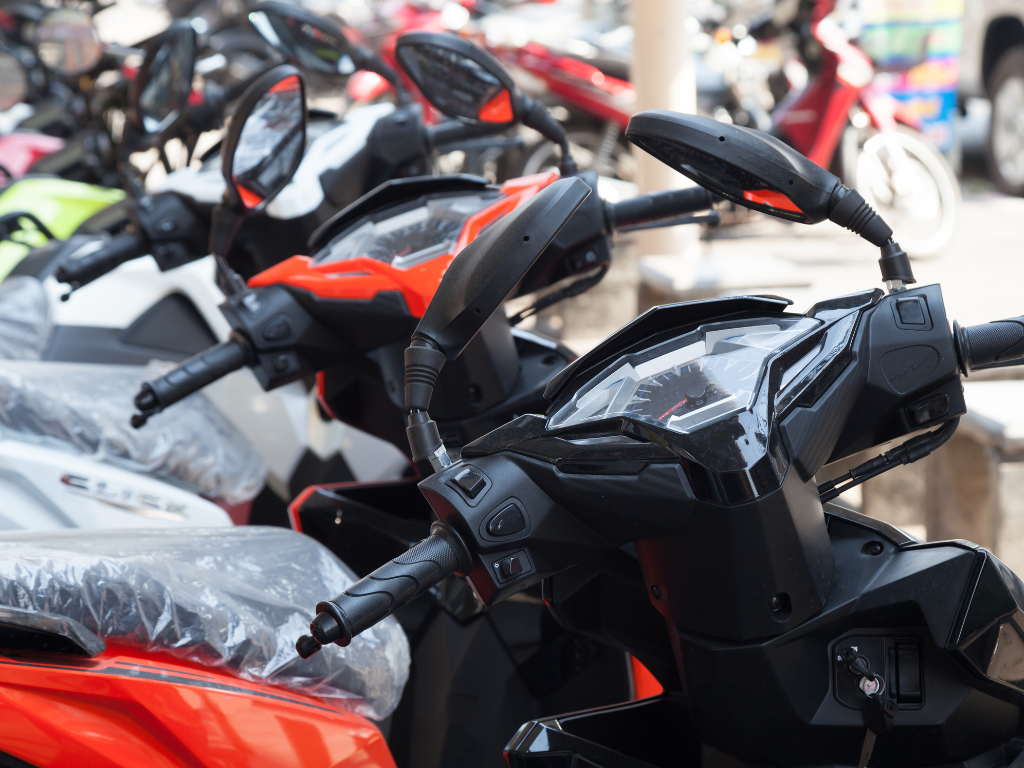Foto: Canva. La venta de motos en Colombia batió récord en julio de 2026 con 131.936 unidades. ANDI y FENALCO analizan el impacto económico.