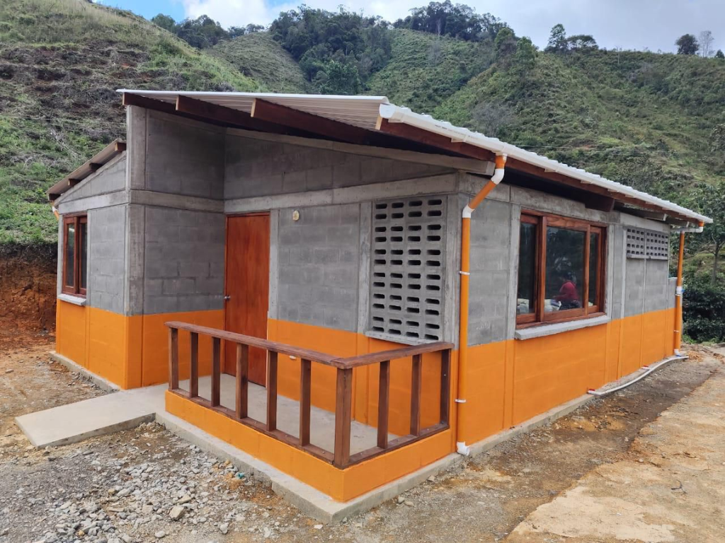 Foto: Viva. VIVA, el Comité de Cafeteros, Argos y municipios de Antioquia firman alianza para reconstruir 21 viviendas rurales tras el sismo.