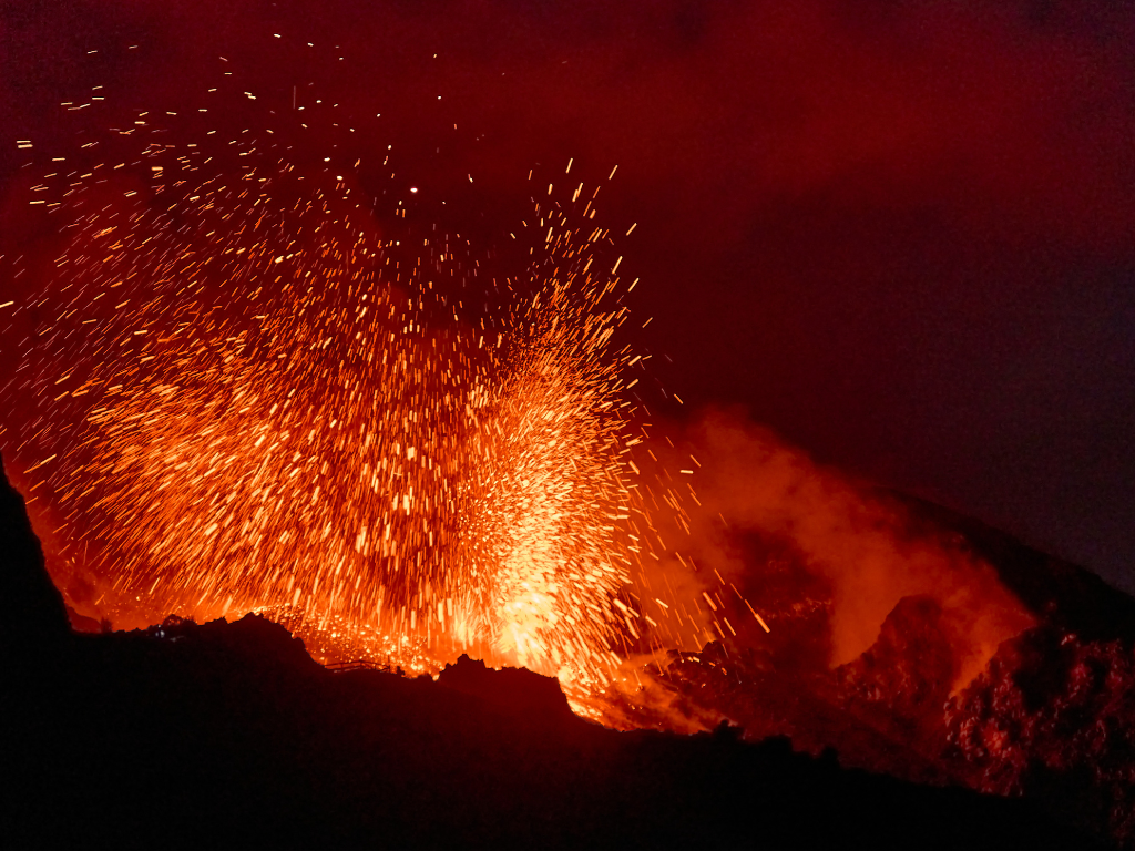 Foto: Canva. El Servicio Geológico Colombiano elevó a alerta naranja el volcán Puracé en 2026. Conozca las afectaciones y municipios en riesgo.