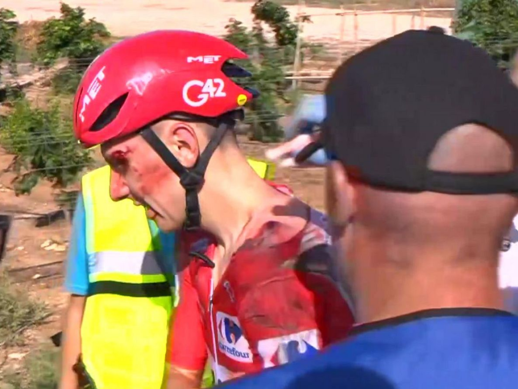 Foto: Cortesía. El líder de la Vuelta a España, Tadej Pogacar, se retiró tras una caída a 32 km de Xeraco. Enric Mas y Primoz Roglic reabren la lucha por la roja.