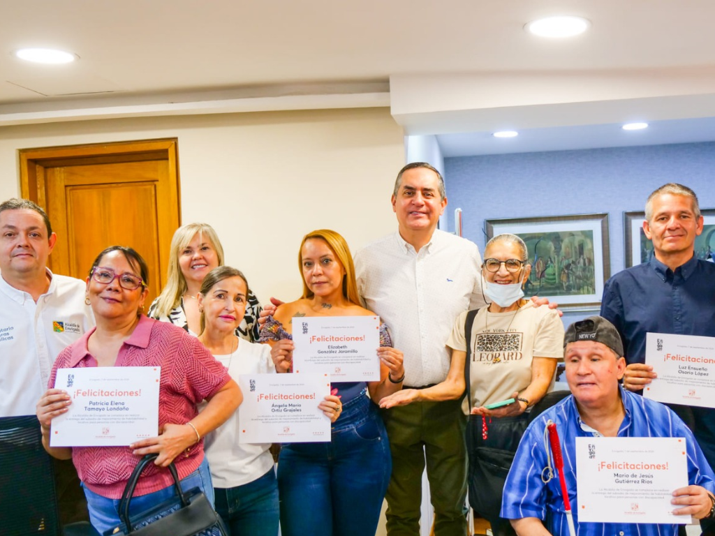 El alcalde Raúl Cardona entregó subsidios de vivienda a 25 familias de Envigado con una inversión superior a los $1.300 millones.