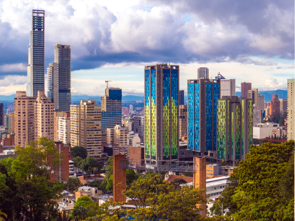 Foto: Canva. La Alcaldía insiste en el Acuerdo por una Ciudad Inteligente en Bogotá tras suspenderse su votación en el Concejo.