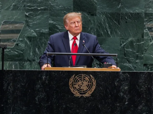 Foto: EFE/Olga Fedorova. Trump rechaza la regulación internacional de la IA ante la ONU, renombra la tecnología como superinteligencia y frena impuestos marítimos.