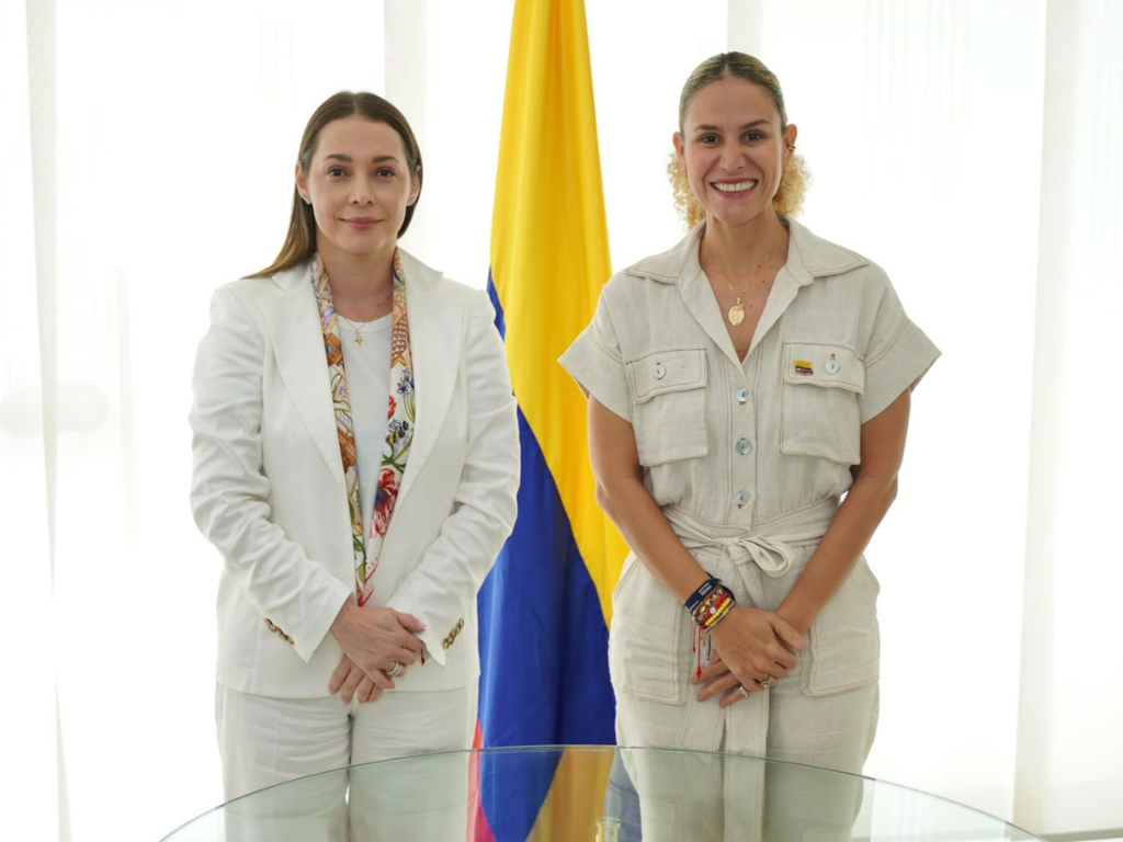 Foto: Mintrabajo. La ministra del Trabajo, Natalia López Fuentes, posesionó desde Montería a Edna María Tafur Mejía como Superintendente del Subsidio Familiar.