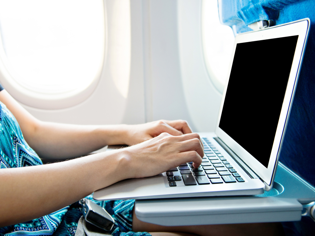 Foto: Canva. El servicio de internet a bordo de LATAM sumará satélites multiórbita en 60 aviones con US$25 millones de inversión. Conozca las naves y el Wi-Fi gratis.