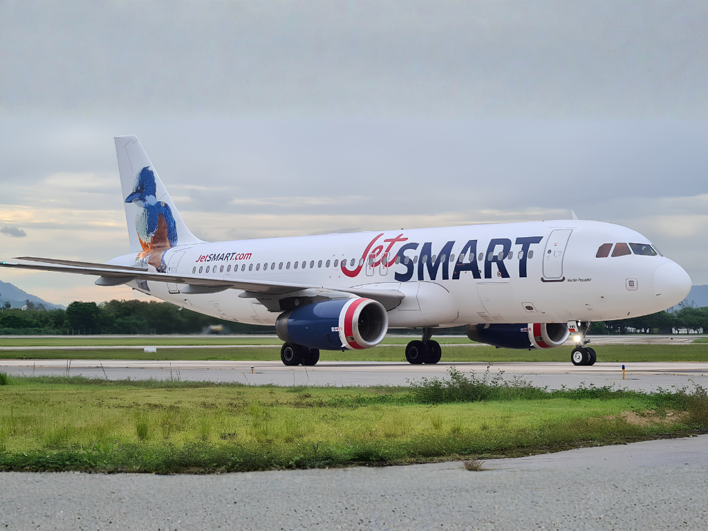 Foto: JetSMART. JetSMART y Mercado Pago se unieron para ofrecer tiquetes a 3 cuotas sin interés en rutas nacionales e internacionales.