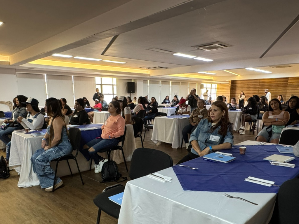 Foto: Distrito de Medellín. El programa Parceras turismo Medellín capacita a 70 mujeres en protocolo y eventos para impulsar su empleo formal. Conozca los detalles.