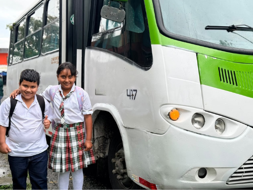 Foto: Gobernación de Antioquia. El transporte escolar rural de la Gobernación de Antioquia creció más del 20 % entre 2024 y 2026. Conozca la inversión y beneficiarios.