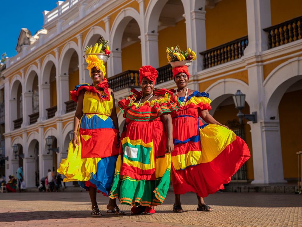 Foto: Canva. Las divisas por turismo en Colombia crecieron 4,9% en el primer semestre de 2026. ANATO proyecta 60 millones de pasajeros aéreos al cierre del año.