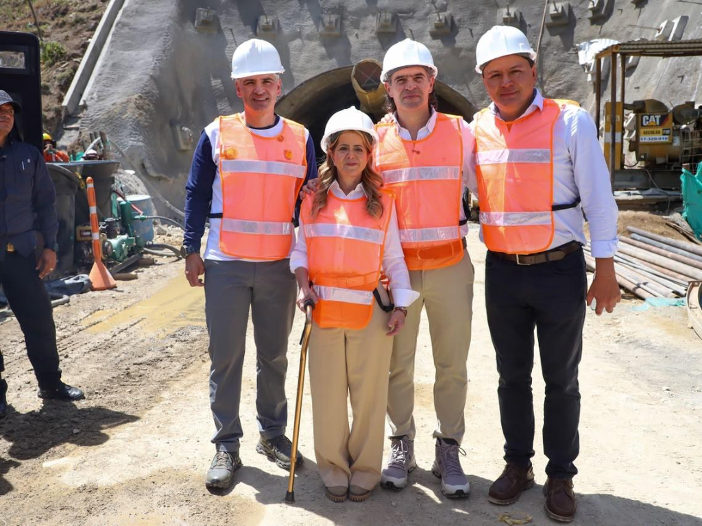 Foto: Gobernación. Tunel del Toyo via al Mar, Andres Julian Rendon Gobernador, Elsa Noguera Ministra de Transporte, Federico Gutierrez Medellin, equipos electromecanicos Tunel del Toyo