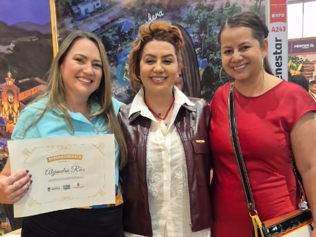 Foto: Alejandría. Las artesanías en madera de Alejandría Antioquia brillaron en Travel Expo con Alejandra Ríos (@alejario), nombrada Embajadora del municipio.