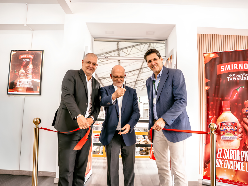 Foto: DIAGEO. La alianza Industria Licorera de Caldas Diageo selló un memorando para ampliar la producción local, Smirnoff Tamarindo y capacidad industrial en Manizales.