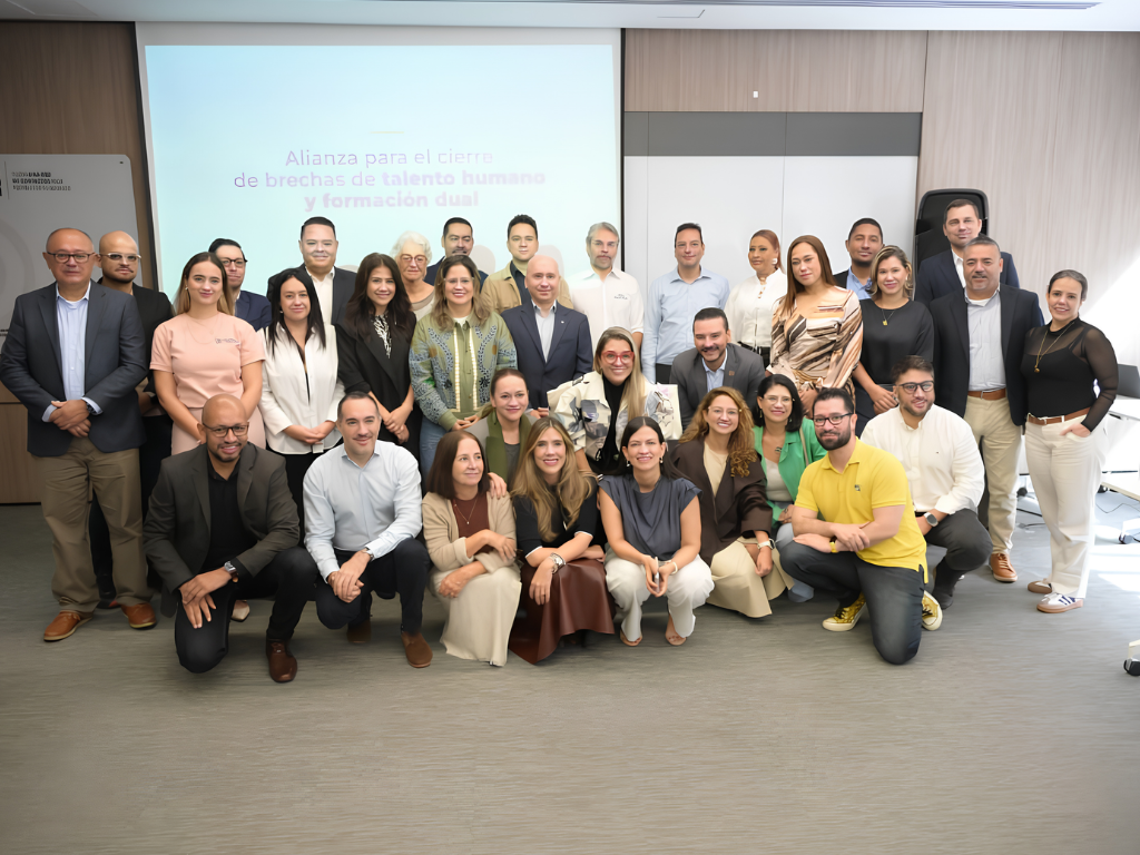 Foto: Distrito de Medellín. La formación dual en Antioquia alianza empresarial capacitará a 40.000 estudiantes con Alcaldía, Cámara, ITM y Proantioquia.