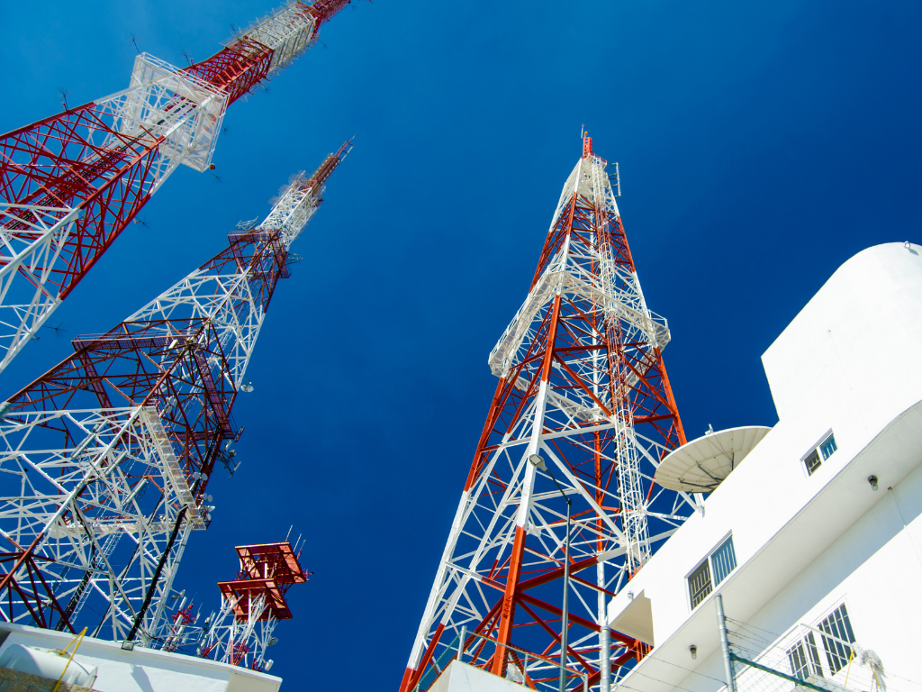 Foto: Canva. Telefónica, Orange, Vodafone y Deutsche Telekom se alían en conectividad por satélite contra Starlink. Conozca su plan conjunto para la UE.