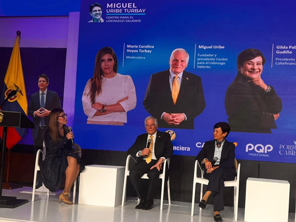 Foto: Coltefinanciera. Coltefinanciera apoyó el Summit para el liderazgo empresarial en Colombia. La entidad y el Gobierno rindieron tributo a Miguel Uribe Turbay.