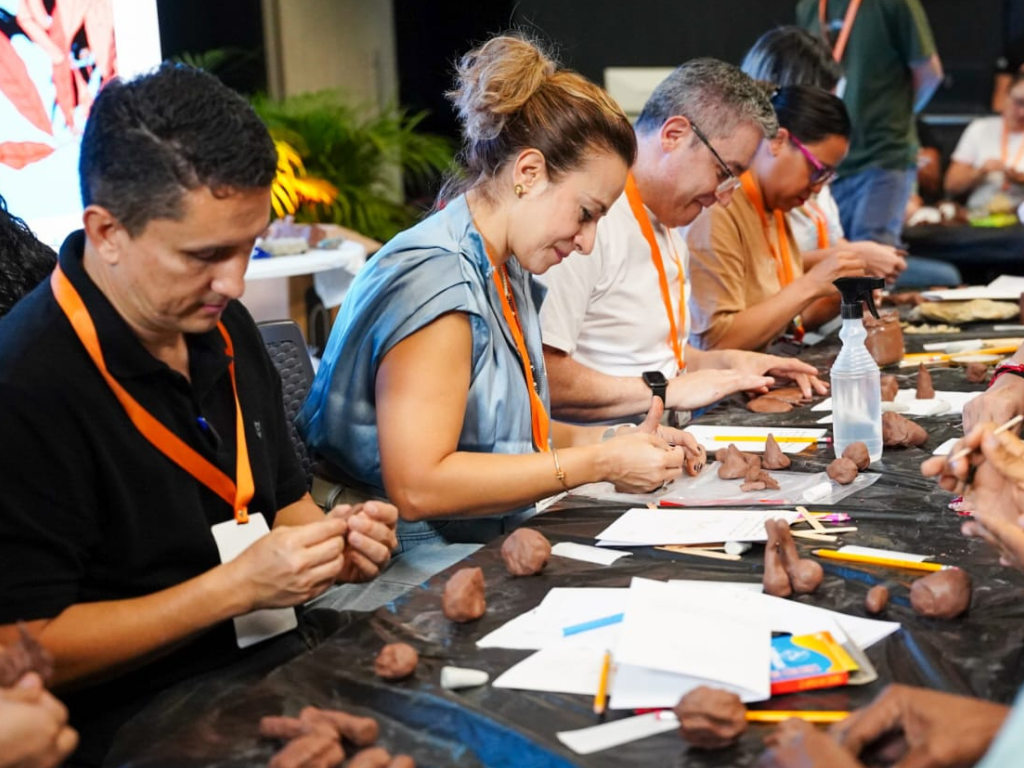 Foto: Cosmos. Deeper Learning LATAM en Medellín congregó a 1.000 líderes de la educación. Conozca las conclusiones sobre liderazgo, IA y pedagogía del cuidado.