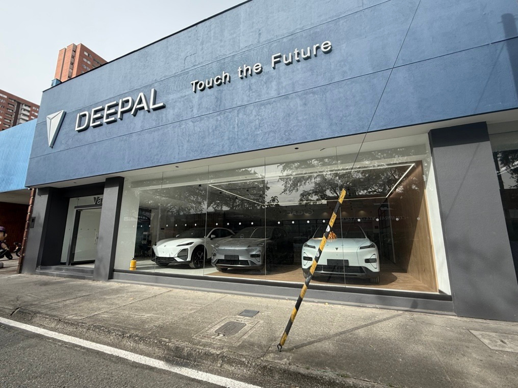 Foto: Cortesía. Changan Colombia, Grupo Vardí, Deepal S07, Deepal G318, Changan NEVO Q05, San Diego Medellín, autos de rango extendido