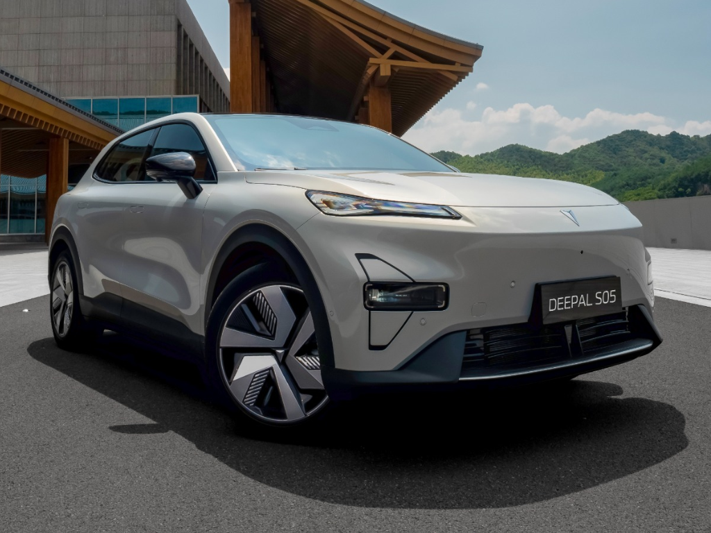 Foto: Cortesía. El Changan NEVO Q05 en Expocar Medellín llega desde $79,9 millones con 455 km de autonomía. Changan Group y Grupo Vardí aceleran su apuesta en Antioquia.