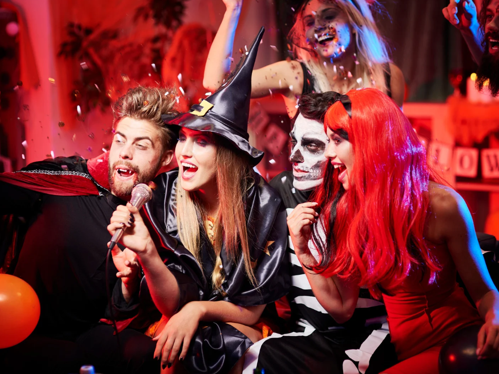 Foto: Canva. El horario extendido en Medellín Halloween 2026 autoriza rumba hasta las 4:00 a. m. en 11 zonas durante tres noches. Parque Lleras no aplica.