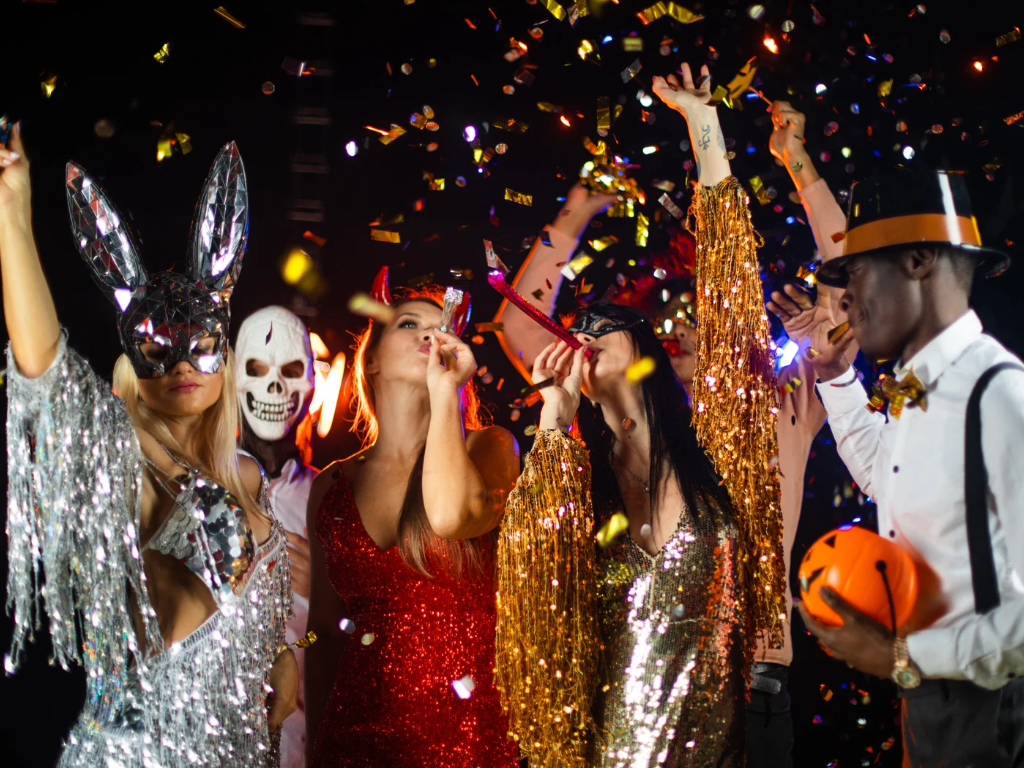 Foto: Canva. 🎃🛒 Fiebre de Halloween en Colombia: el 74% de los ciudadanos celebrará este año, según @FenalcoNacional en Góndola 2026. El 56% festejará con sus hijos, 41% disfrazará a su mascota y el 46% gastará entre $100.000 y $200.000. Jaime A. Cabal destaca reactivación del retail.