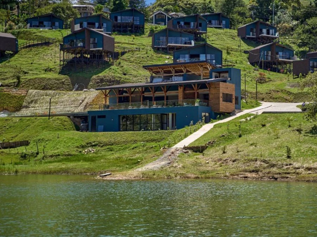 Foto: Lagoa. El turismo en El Peñol se transforma: escultura de 86 metros, teleférico, mall de 80 locales y hotel deportivo Lagoa.