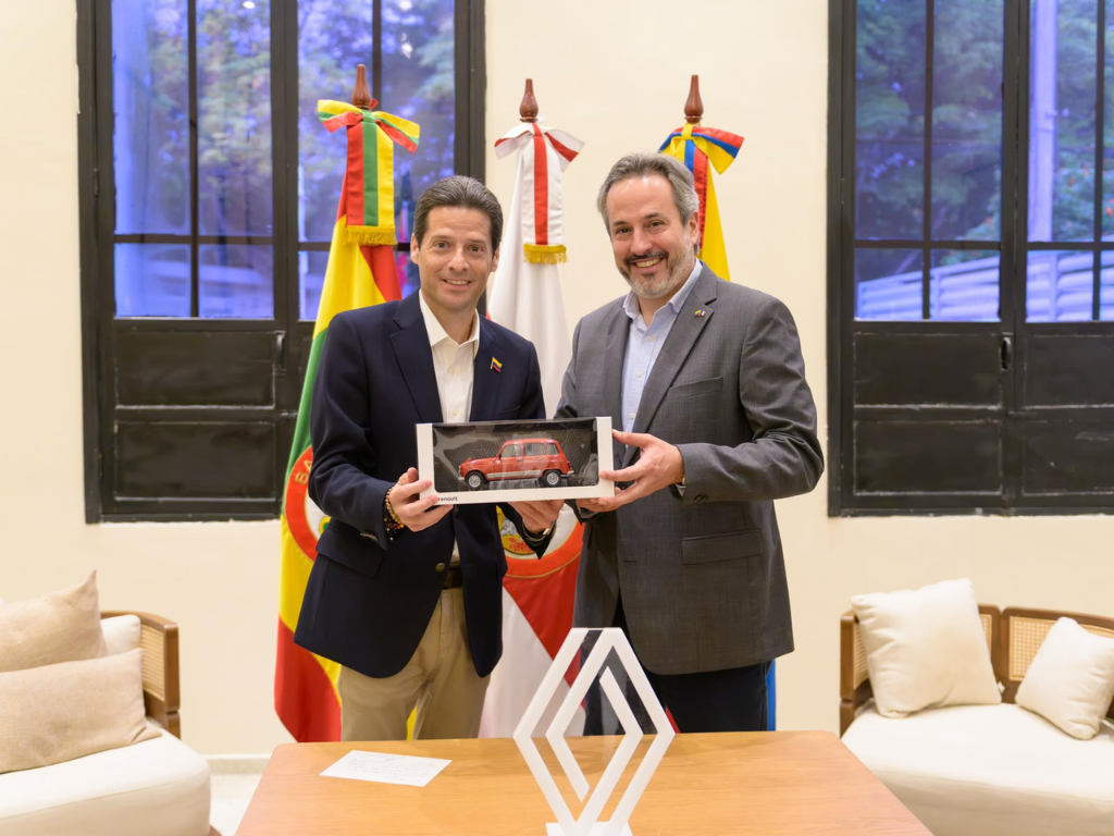 Foto: Mincomercio. La inversión de Renault en Envigado contempla USD 150 millones para un nuevo vehículo. Renault-Sofasa y MinCIT firmaron pacto de intención.