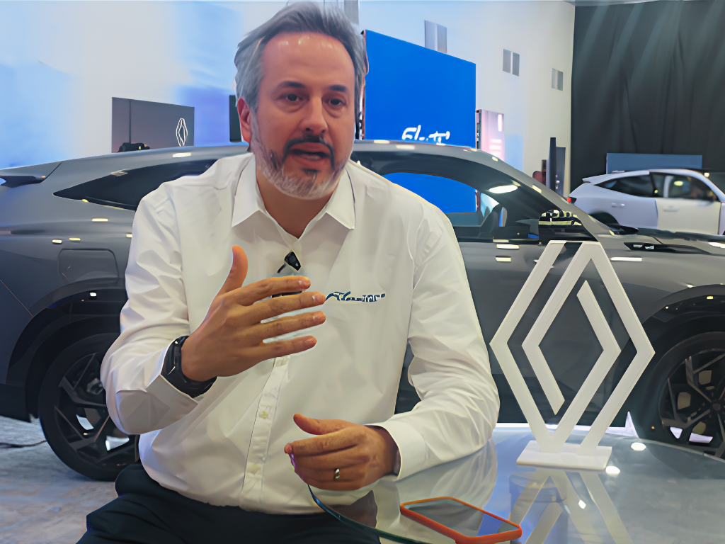 Foto: Juan Carlos Santamaría. Juan Camilo Vélez, presidente de Renault-Sofasa, revela en ABC Economía el giro de Envigado: inversión de USD 150 M y nuevo modelo de exportación.