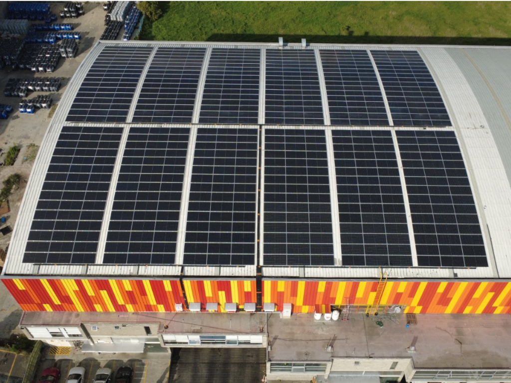 Foto: KFC. La transición a energía solar de KFC Colombia incluye 4.200 m² de paneles y ahorro del 20% ante Fenómeno de El Niño.