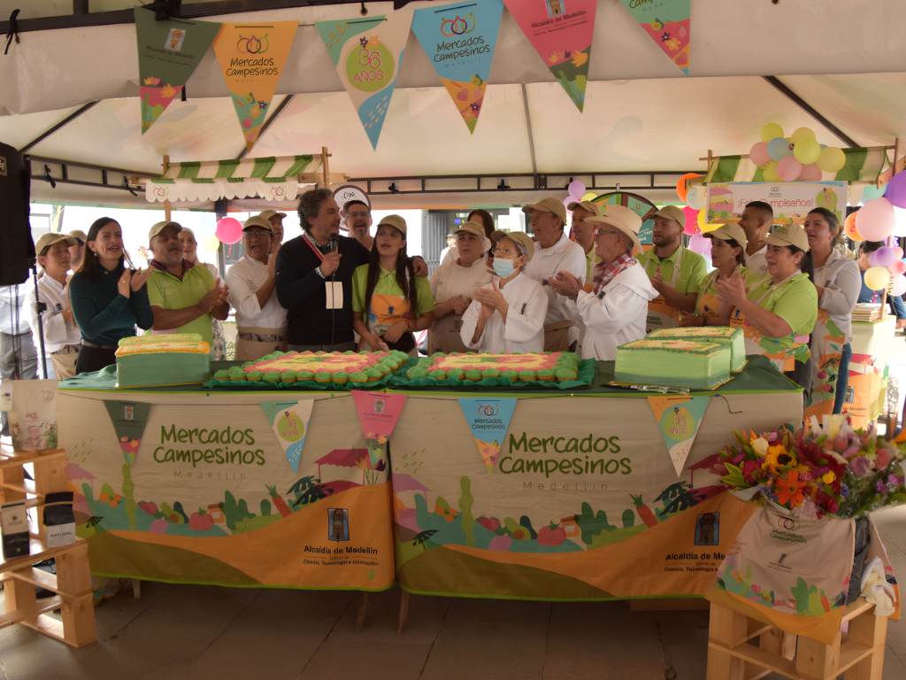 Foto: Distrito de Medellín. Mercados Campesinos Medellín ventas 2026 superaron $10.113 millones a septiembre. Cumplen 38 años con concurso de morcilla en La Alpujarra.