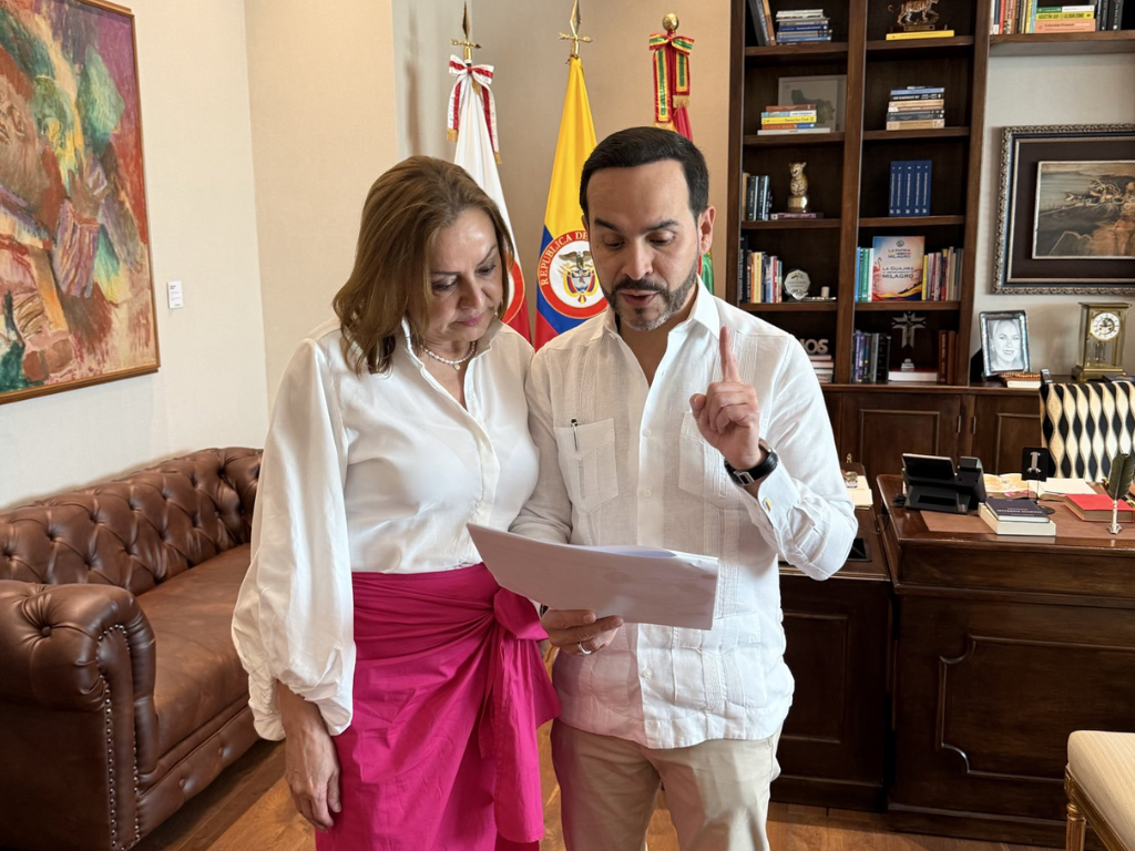 Foto: Personal. El presidente Abelardo De La Espriella dio reversa al aumento de la gasolina de octubre y citó a MinMinas. Conozca las razones.