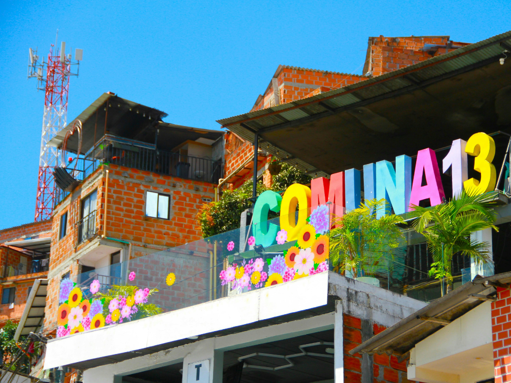 Foto: Canva. El turismo en Medellín creció 3,9% en entradas aéreas a agosto de 2026, pero el gasto extranjero cayó 18,2%. Conozca el balance del Greater Bureau.